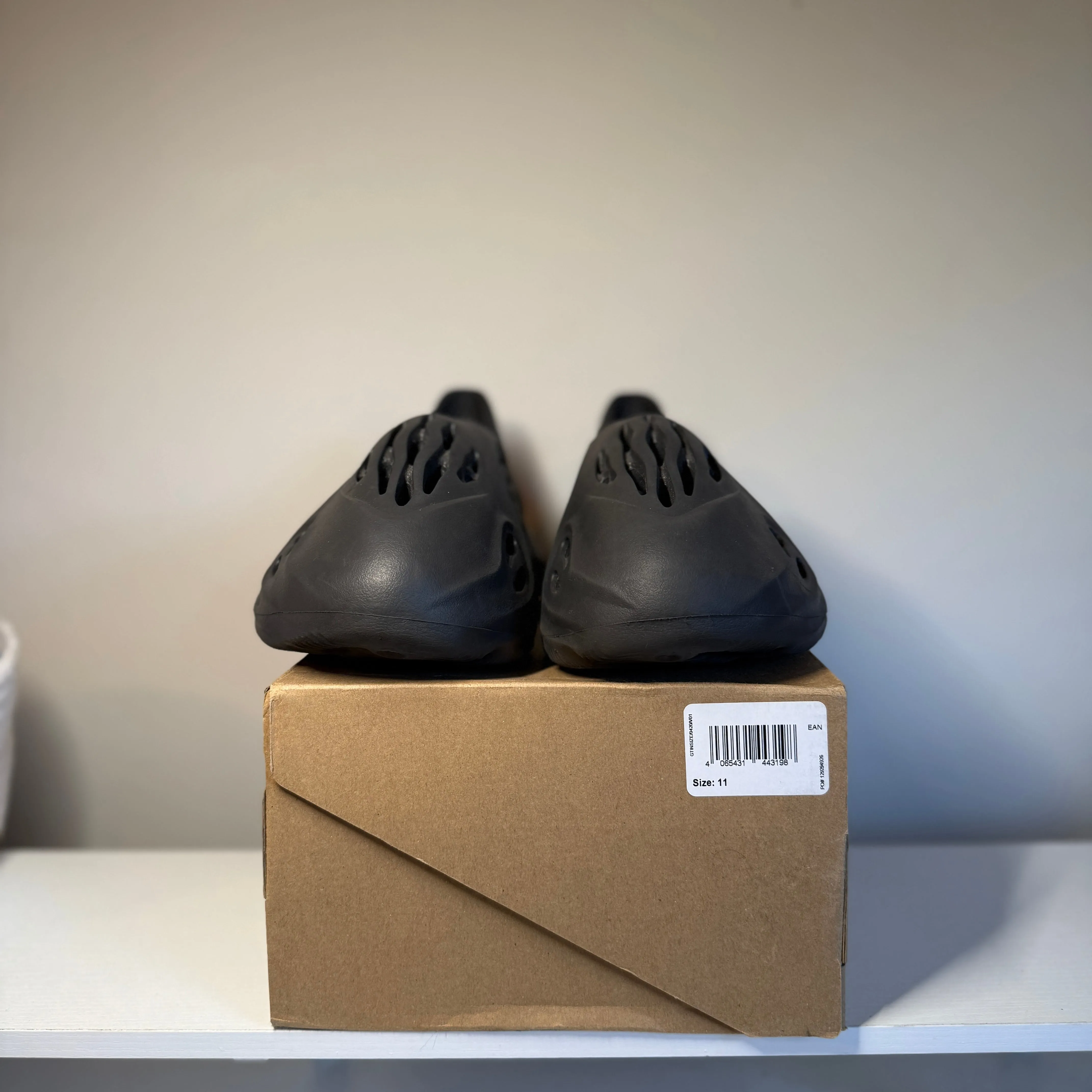 adidas Yeezy Foam RNR Onyx *pre-owned* (SIZE 11)