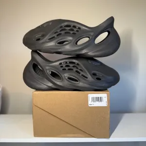adidas Yeezy Foam RNR Onyx *pre-owned* (SIZE 11)