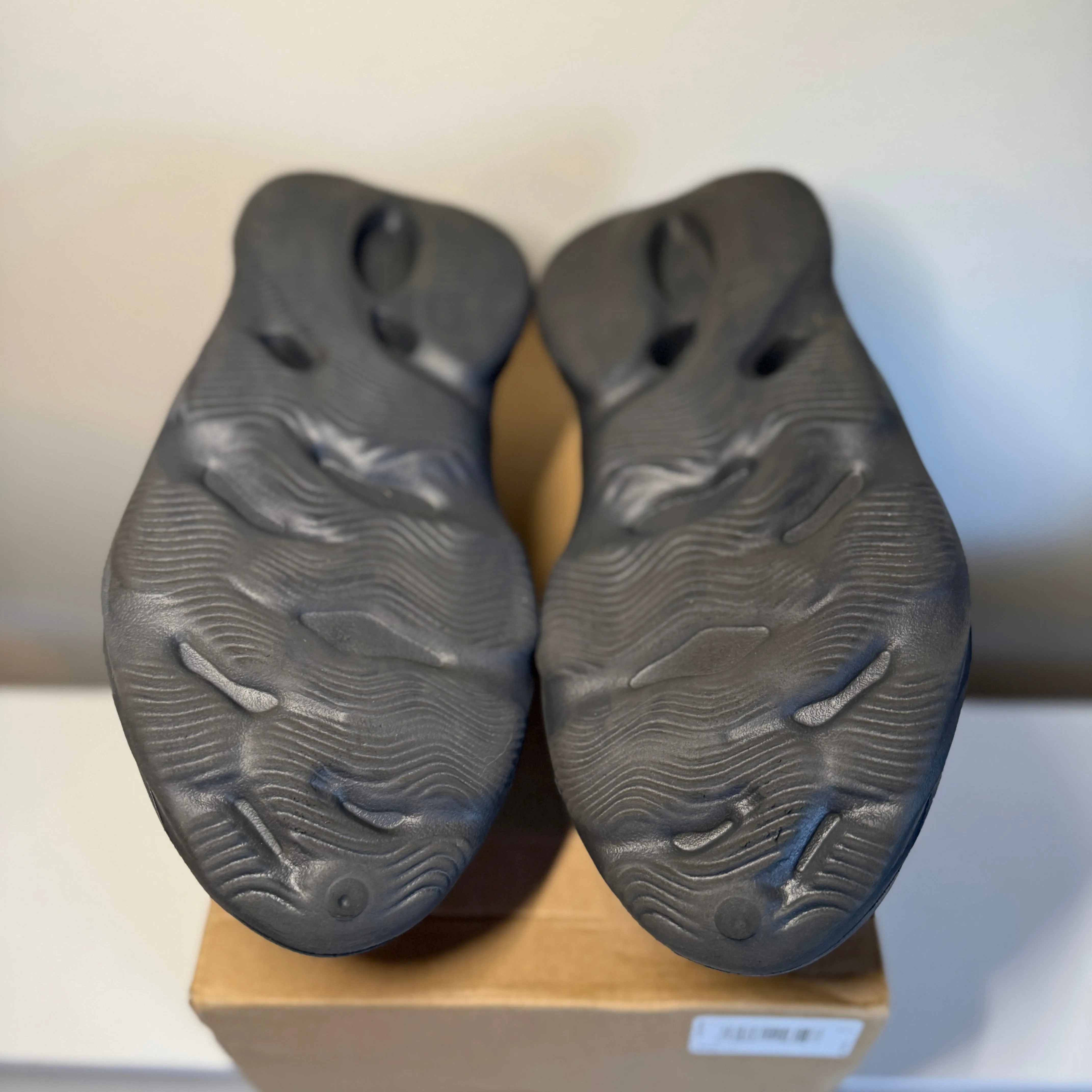 adidas Yeezy Foam RNR Onyx *pre-owned* (SIZE 11)