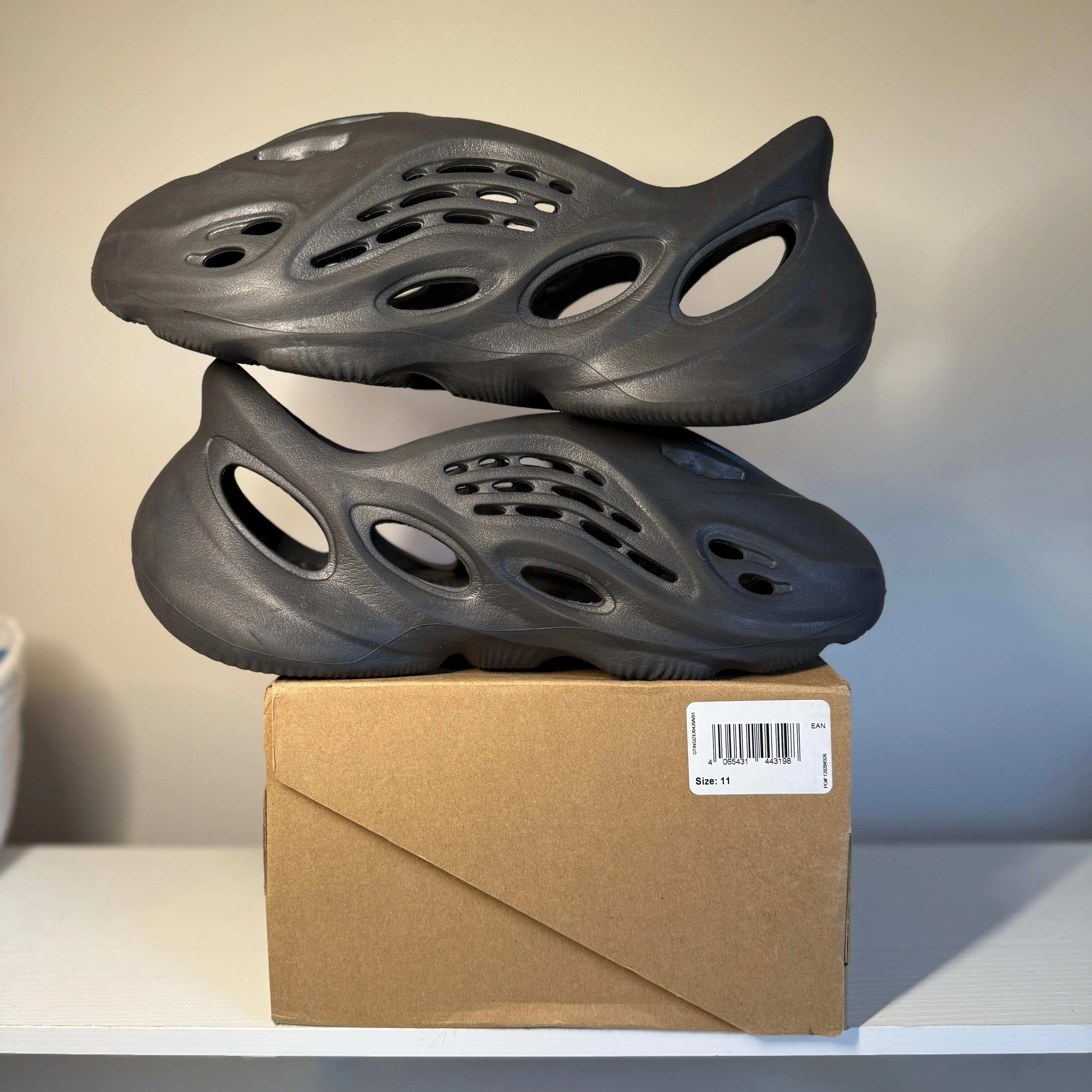adidas Yeezy Foam RNR Onyx *pre-owned* (SIZE 11)