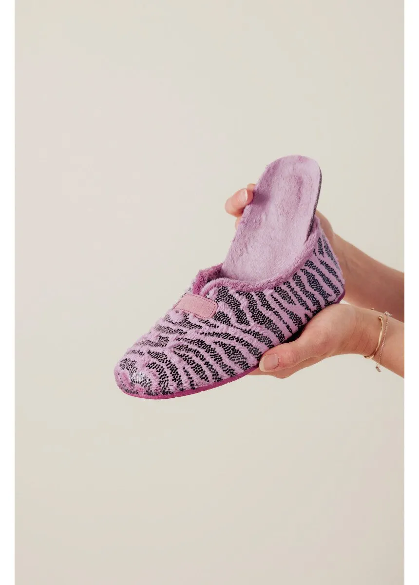 Comfort width slipper in plush mesh