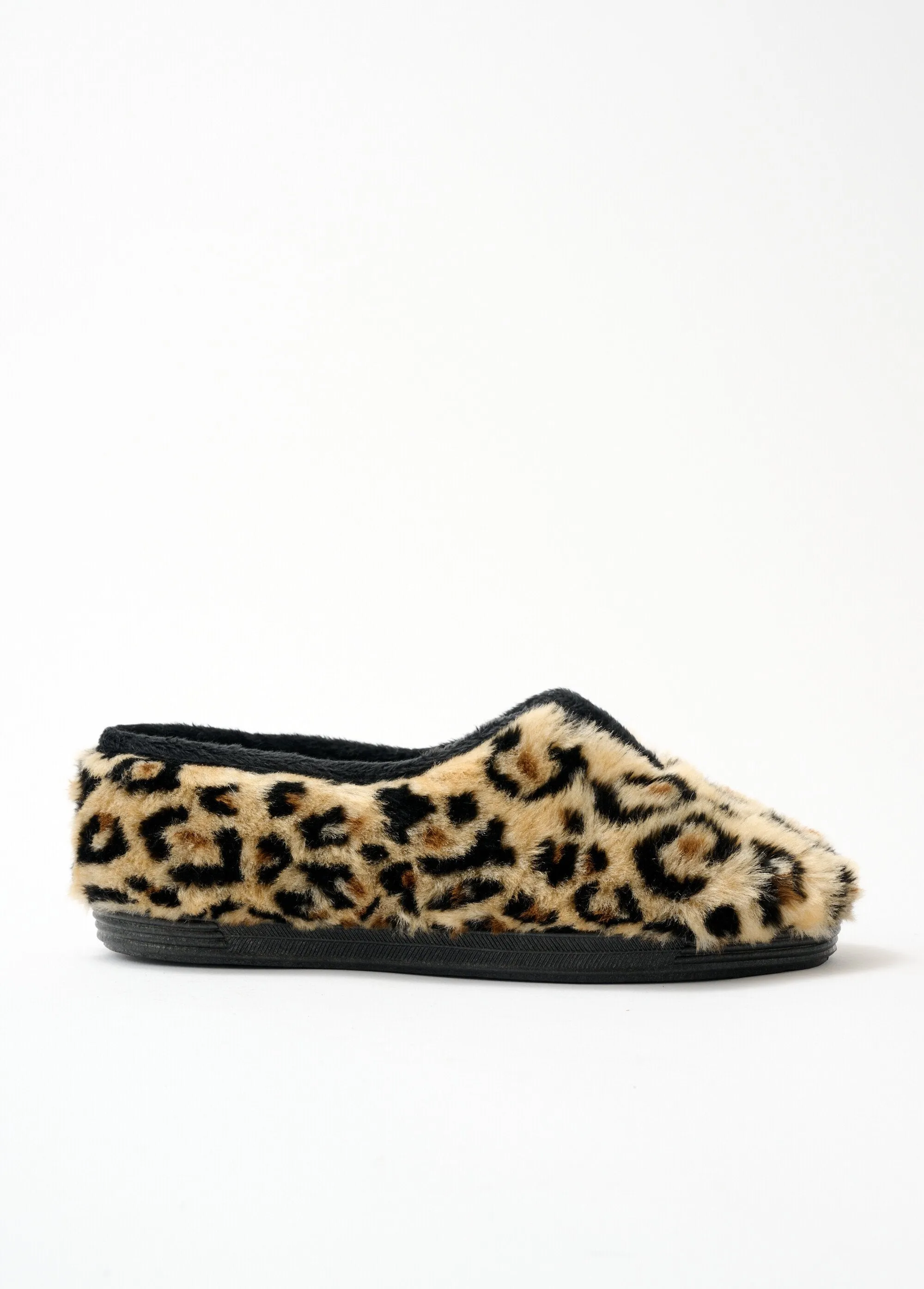 Wide slip-on slippers